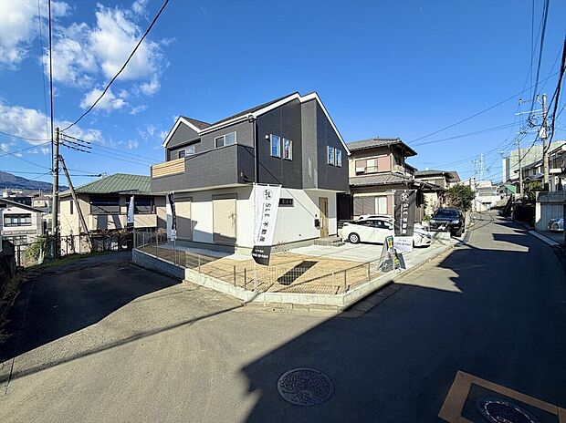 【前面道路含む外観】三方角地の魅力あふれる新築です。完成したばかりの新築戸建を是非一度ご覧になってください。