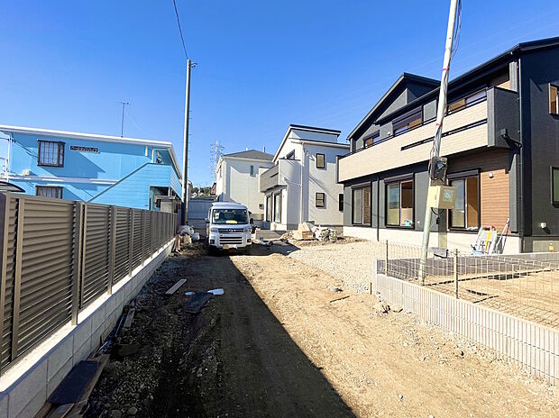 【外観2016/1/23時点】2号棟 前面道路もゆとりがあり、南からの明るい光が差し込みやすいです。