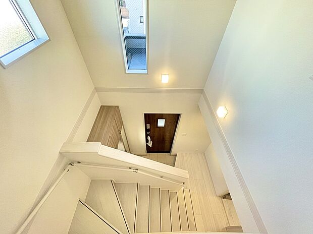 【その他内観】4号棟 吹抜けを採用することで明るく圧迫感の少ない玄関