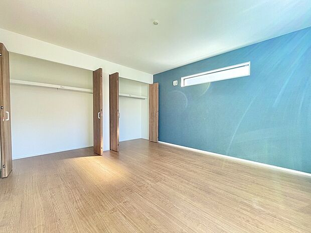 【リビング以外の居室】3号棟 主寝室にはキングサイズベットを設置してもスペースに余裕があります。