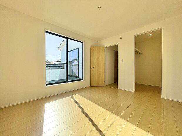 【リビング以外の居室】1号棟 東側からたっぷりの陽光が差し込む主寝室約7.0帖、キングサイズベットを設置してもスペースに余裕があります。