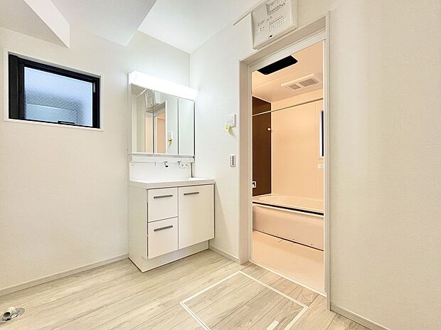 【洗面台・洗面所】1号棟 床下収納もあり、散らかりがちな洗面台周りもスッキリ整頓していただけます。