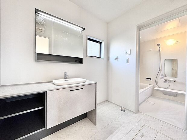 【洗面台・洗面所】2号棟 広々とした洗面ルームは、造作の洗面化粧台となっております。ゆとりある洗面台は忙しい朝に活躍