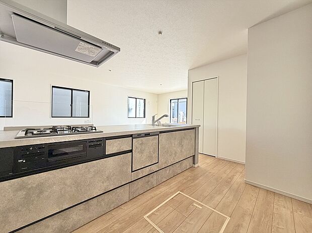 【キッチン】2号棟 人気の独立型のシステムオープンキッチンで開放的な空間です。家事動線がラクラクです。