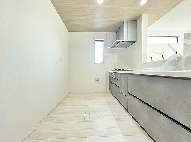 【キッチン】6号棟 複数人でもゆったりと作業ができる広々としたキッチンスペース。