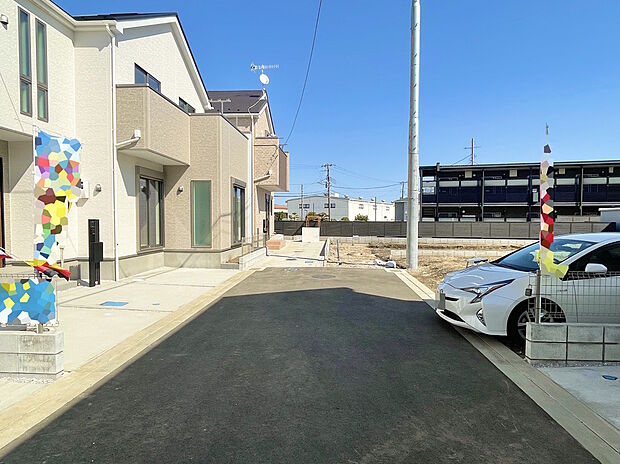 【前面道路含む外観】2号棟 車通りが少なく、落ち着いた環境なので、お子さまの外遊びや自転車の練習も安心。