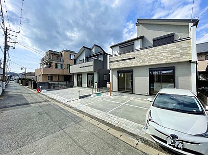 前面道路含む外観