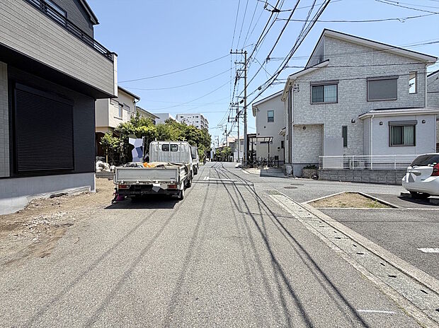 【前面道路を含む外観】2号棟