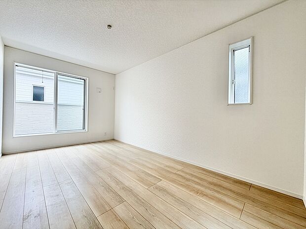 【リビング以外の居室】2階主寝室8.2帖のお部屋はバルコニーに面した明るいお部屋です。