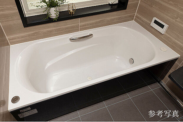 【ラウンド浴槽】1620のゆとりあすサイズ。人間工学に基づいた最適な角度で優しく体の丸みを支え、楽な姿勢で入浴できます。