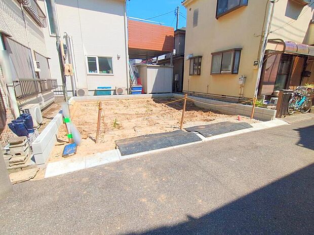 【現地外観写真】
一戸建ての大きなメリットは、「自分の土地」を自由に使えること。好きなペットが飼えるほか、ガーデニングやＤＩＹ、車やバイクの手入れなど様々な趣味を楽しめます♪