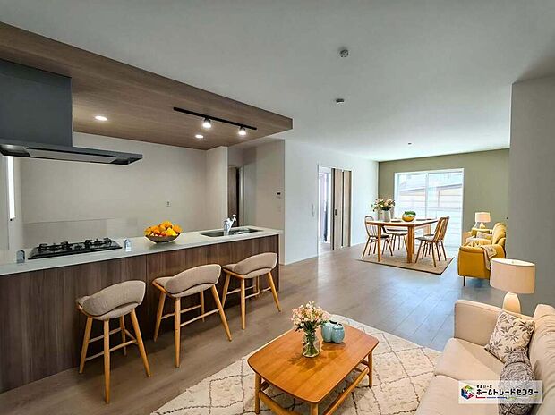 ゆとりある空間で解放感があるリビングです♪採光にも優れていて過ごしていて気持ちのいいリビングです！※こちらはCGで画像を生成したイメージ画像になります。家具などは付いておりません。