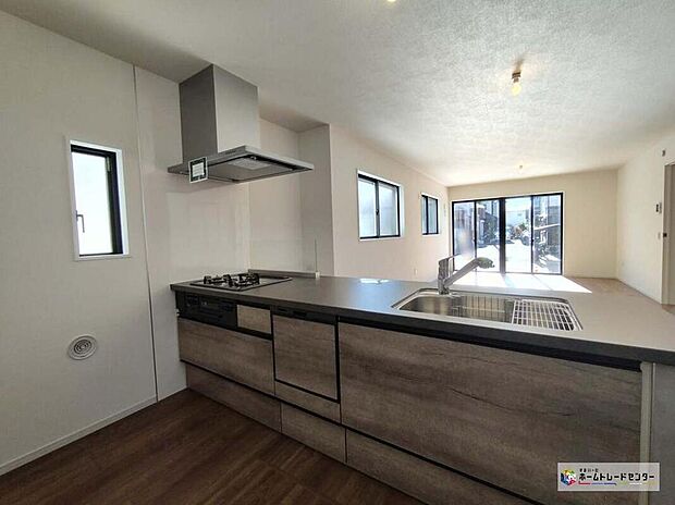 ≪1号棟≫
人工大理石トップ仕様の高級感のあるシステムキッチン。食洗機や浄水器、ハンドシャワーなど、高機能付きです。サポート力◎で、家事も快適スムーズに出来そうです♪