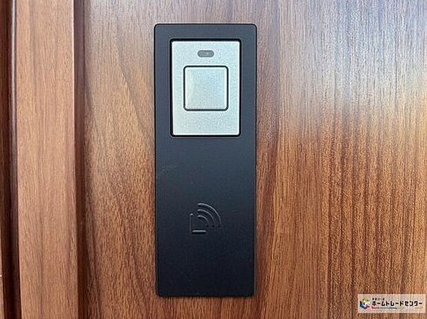 【スマートキー】たくさんお買い物をした時や、お子様を抱っこしながらでも簡単に開けられるのが便利。急いでいる時でも鍵を取り出さずに済みます。