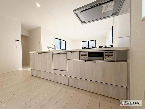 対面式キッチンは、家族のコミュニケーションを育み、子育て家族にも好適なプランです。リビングで寛ぐご家族をいつも感じ、会話を楽しみながら家事ができます♪