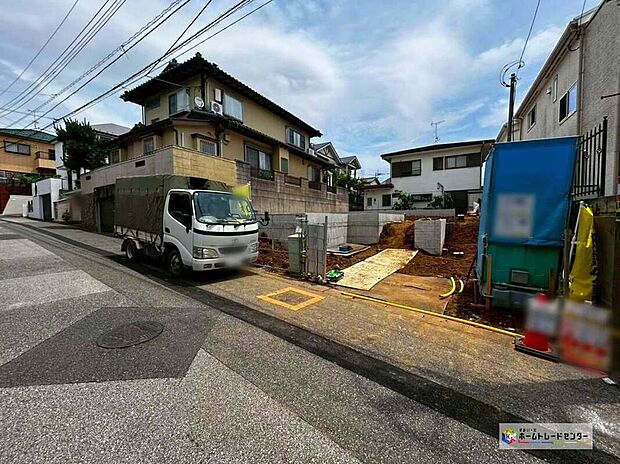 前面道路幅はゆったり約6mで車の出し入れ楽々です♪スーパーや病院など徒歩7分圏内の好立地！小さなお子様がいらっしゃるご家族にもおすすめです。