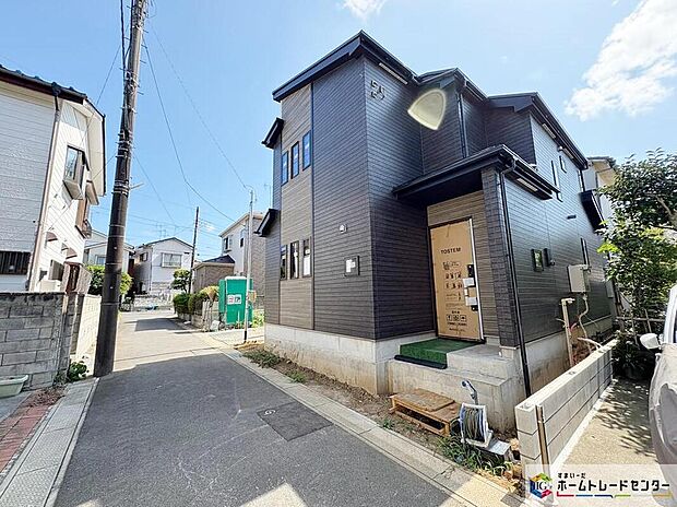前面道路は車通りの少ない道路。駅や市街地も近く、小学校徒歩5分と利便性に優れたエリアです♪暮らしが豊かになる住環境が揃っています!