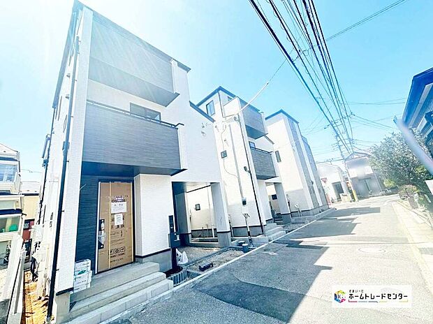 【前面道路含む現地写真】北西側約8.5mあるので、車庫入れが苦手な方でも安心して入れられます。また小・中学校やスーパー、コンビニなど徒歩10分圏内にあるので周辺環境も良好です♪