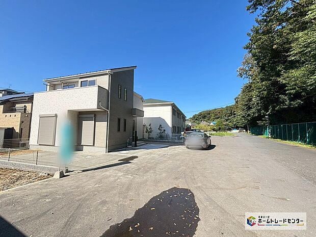 【前面道路含む現地写真】子育て環境にはピッタリな落ち着いた雰囲気♪戸建ては建物が独立しているため、マンションのように上下階や隣からの騒音を気にせずに過ごせるのもポイントですね♪