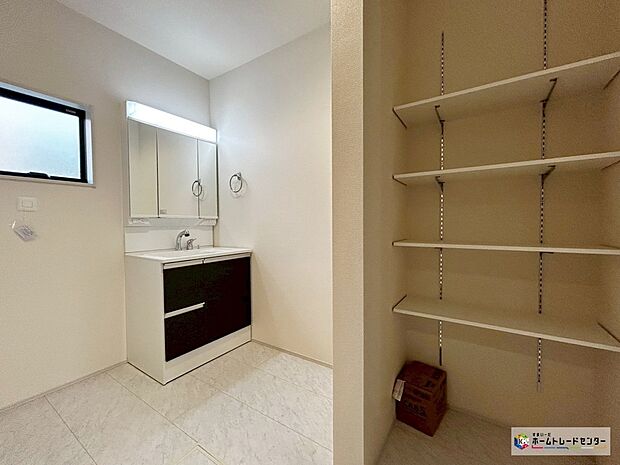 【洗面脱衣室】【3号棟】洗面所にも収納棚を設置しております!ご家族のタオルや日用品の収納にも便利です!