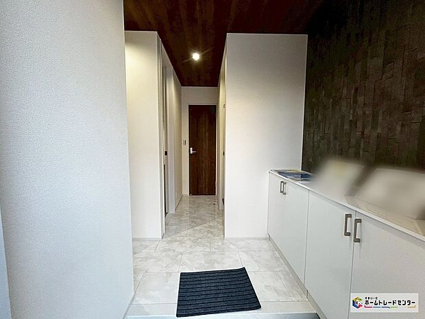 【玄関】【3号棟】大理石調のタイルが高級感を演出してくれます♪