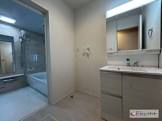 【洗面台】【1号棟】白を基調とした爽やかなサニタリースペース。清潔感のある快適空間です。毎日の身支度も快適に気持ち良くお使い頂けます。