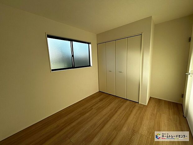 【洋室】【1号棟】広々収納は各居室にご用意!普段使うけど来客には見せたくない生活感ある物やバッグ等のかさばる小物などをスッキリ収納できますね♪