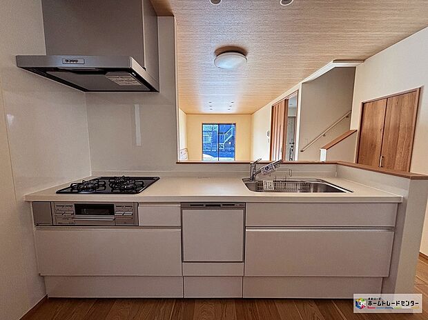 【キッチン】対面式キッチンは、家族のコミュニケーションを育み、子育て家族にも好適なプランです。リビングで寛ぐご家族をいつも感じ、会話を楽しみながら家事ができます♪