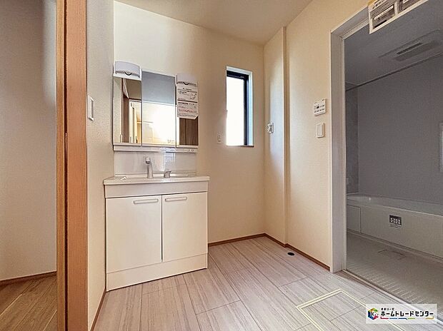 【洗面台】白を基調とした清潔感あふれるパウダールームは機能性とデザイン性を両立させた快適空間。毎日の身支度や入浴時にも気持ちよくお使いいただけます。