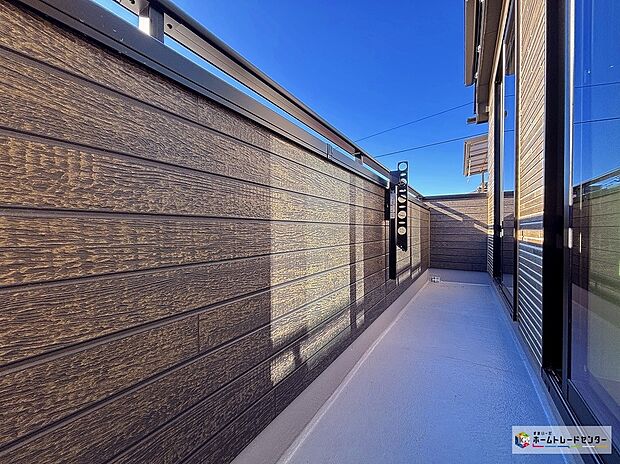 【バルコニー】広々としたバルコニーは、太陽の光がたくさん♪ご家族のお洗濯物やお布団もたっぷり干せる頼もしい存在です♪たくさんの洗濯物や全員の布団を一気に干せますね♪