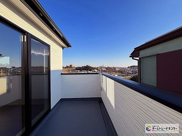 【バルコニー】広々としたバルコニーは、太陽の光がたくさん♪ご家族のお洗濯物やお布団もたっぷり干せる頼もしい存在です♪たくさんの洗濯物や全員の布団を一気に干せますね♪