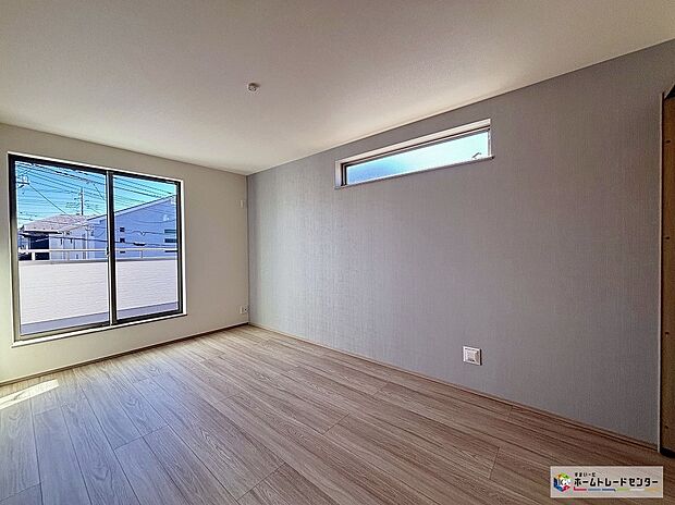 【A号棟洋室】暖かい光を取り込みさわやかな風が抜ける2面採光の居室は心地よく過ごしやすい空間です。アクセントクロスがお部屋の雰囲気を明るくし、デザイン性の高い空間です。