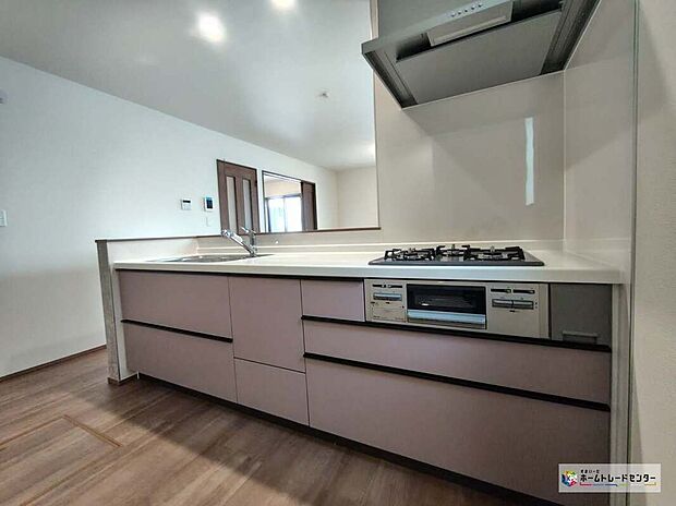 【キッチン】【A号棟】広々とした開放感あふれるリビングです。ゆったり寛げる充分な広さがございますので、ご家族でインテリアのレイアウトを考えるのも楽しみになりそうです♪