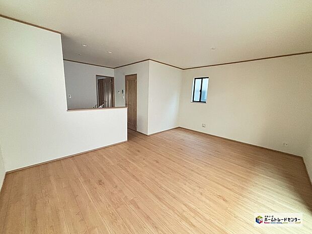 【リビング】【B号棟】陽当りの良いリビングは明るく風通しの良い2面採光。ご家族の様子が感じられ、安心さと心地よさを実現した快適空間。