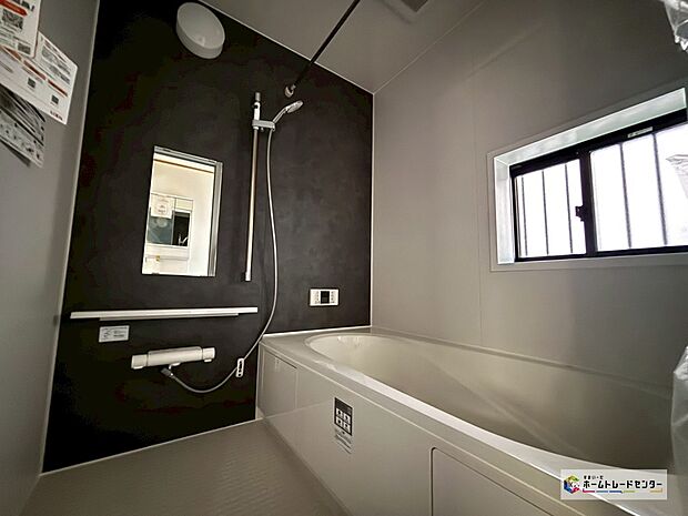 【浴室】【B号棟】雨の日や外出時に洗濯物を干せる浴室暖房乾燥機付き♪寒い季節はあらかじめ室内を暖めて快適に入浴できます!