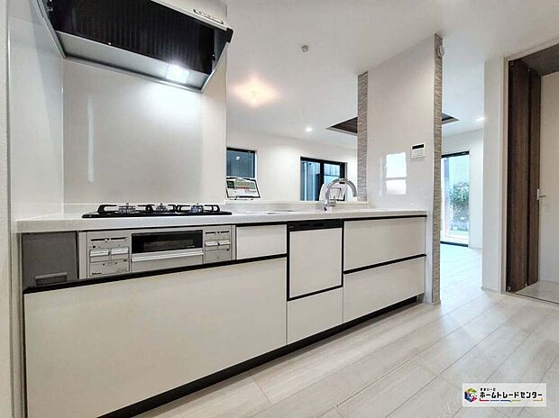 【キッチン】≪1号棟≫明るく開放感のあるリビング。対面式キッチンは、いつでもご家族を感じられる空間作りの重要ポイントになりそうです♪