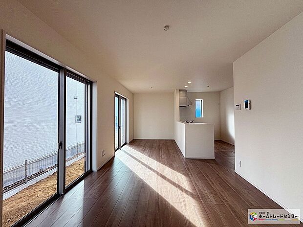 【B号棟リビング】採光良好なリビングは、ご家族の憩いの空間。居心地の良い快適な安らぎの場所にもなりそうです。