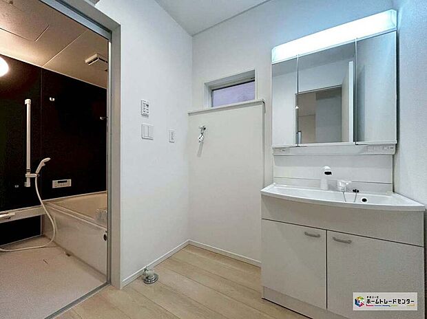 【洗面化粧台】≪Powder room≫1号棟
女性にはうれしい３面鏡化粧台。鏡の裏が収納になっている機能的なタイプです。