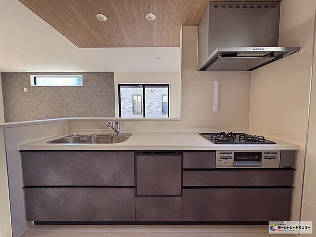 【キッチン】対面式キッチンは、家族のコミュニケーションを育み、子育て家族にも好適なプランです。リビングで寛ぐご家族をいつも感じ、会話を楽しみながら家事ができます♪