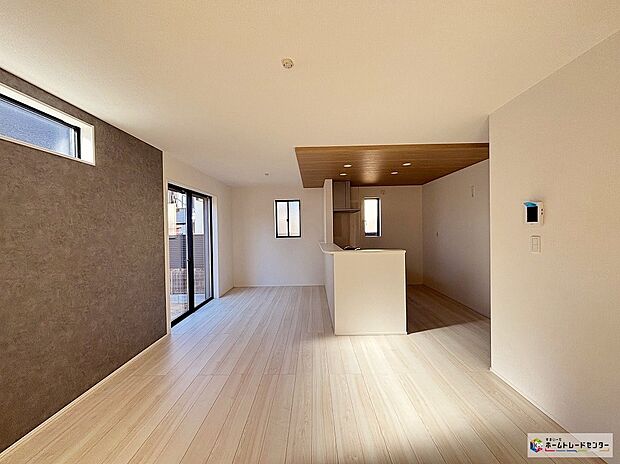 【リビング】陽当りの良いリビングは明るく風通しの良い2面採光。どこにいてもご家族の様子が感じられ、安心さと心地よさを実現した快適空間。ご家族それぞれが心地よく過ごせます。