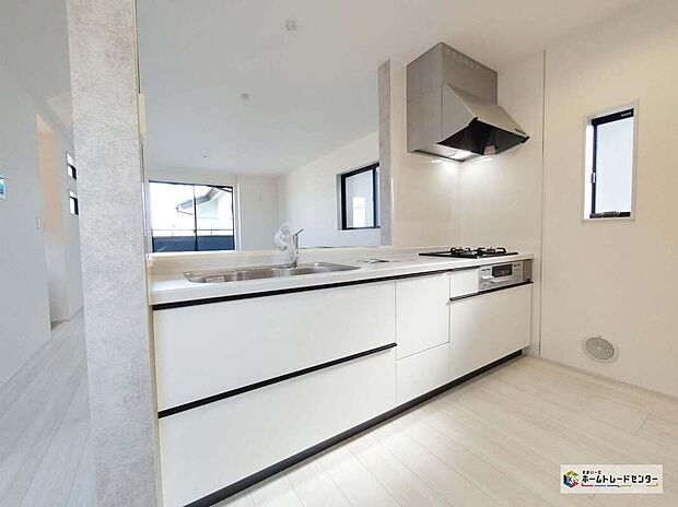 【キッチン】大容量の収納スペースは取り出しやすくしまいやすいスライドタイプ、大きな鍋などもラクに取り出せます♪開放感のあるキッチンでコミュニケーションを取りながら料理を楽しめます☆