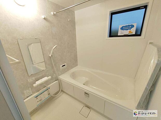 【浴室】毎日の疲れを癒す浴室は1坪タイプです。
足を伸ばしてゆっくりとくつろげます。一日の疲れを洗い流せるような憩いの空間となっております♪