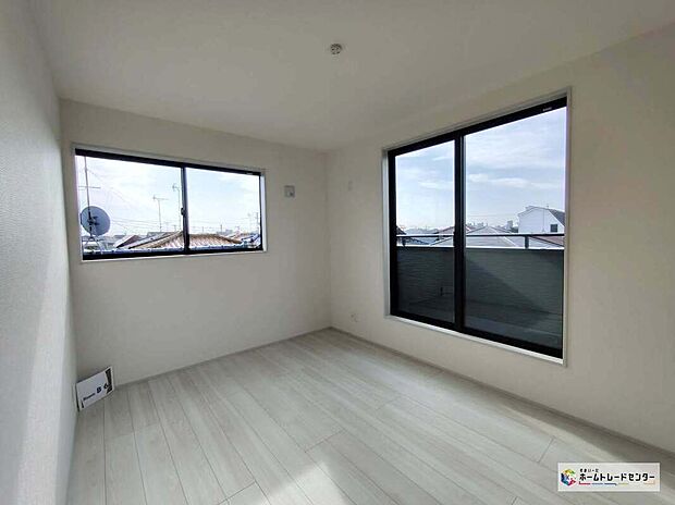 【リビング以外の居室】2面採光を確保した明るい室内は、風通しも良く、大変居心地の良い空間となっております。
爽やかな風を感じて起きる朝は、快適生活の始まりに!