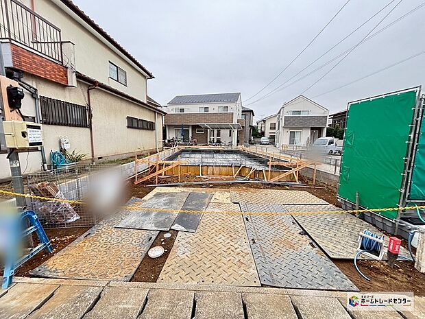 【現地外観写真】一戸建ての大きなメリットは、「自分の土地」を自由に使えること。好きなペットが飼えるほか、ガーデニングやDIY、車やバイクの手入れなど様々な趣味を楽しめます♪