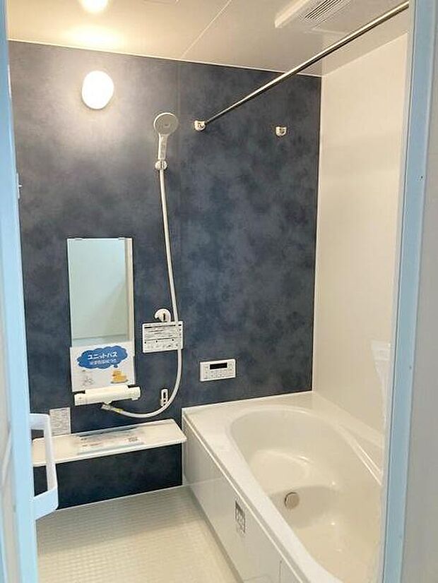 【浴室】(1号棟)
浴室乾燥機付き♪落ち着いた雰囲気のゆったり寛げるバスルーム。毎日のバスタイムが楽しみになりそうです。