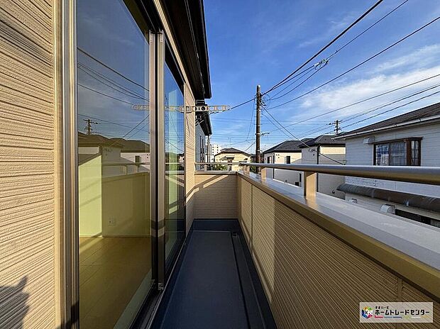 【バルコニー】広々としたバルコニーは、太陽の光がたくさん♪ご家族のお洗濯物やお布団もたっぷり干せる頼もしい存在です♪たくさんの洗濯物や全員の布団を一気に干せますね♪