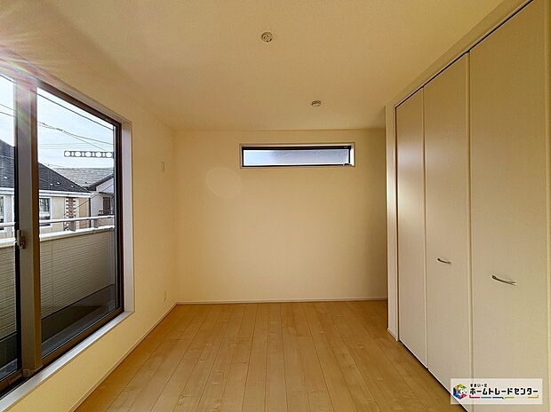 【リビング以外の居室】優しい雰囲気のフローリングにホワイトのクロスがどんなインテリアにも馴染みます!明るい室内に自分好みの家具を配置して、プライベート空間を楽しめます!