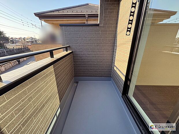 【バルコニー】広々としたバルコニーは、太陽の光がたくさん♪ご家族のお洗濯物やお布団もたっぷり干せる頼もしい存在です♪たくさんの洗濯物や全員の布団を一気に干せますね♪