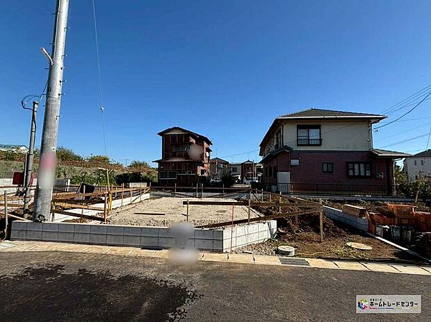 【現地外観写真】一戸建ての大きなメリットは、「自分の土地」を自由に使えること。好きなペットが飼えるほか、ガーデニングやDIY、車やバイクの手入れなど様々な趣味を楽しめます♪