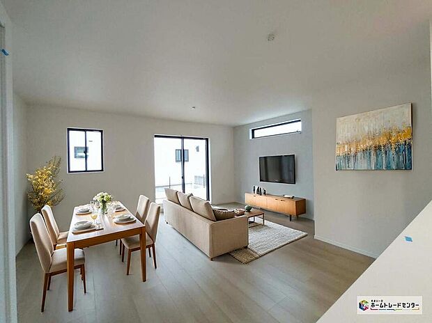 【リビング】【A号棟】採光良好なリビングは、ご家族の憩いの空間。居心地の良い快適な安らぎの場所にもなりそうです♪
※こちらはCGで画像を生成したイメージ画像になります。家具などは付いておりません。